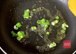 Illustration of how to make fried noodles with vegetables and eggs 10