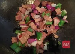 Illustration of how to make fried steamed buns with pepper and eggs 12