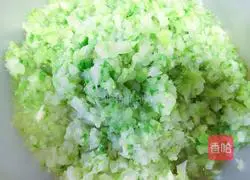 Illustration of how to make cabbage, clam and pork dumplings 6