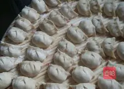 Illustration of how to make black-faced mutton dumplings 5