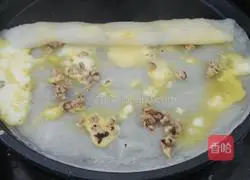 Illustration of how to make rice rolls with eggs and minced meat in an electric pan 4