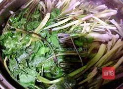 Illustration of how to make pork and celery dumplings 2