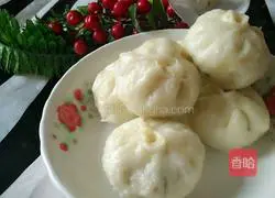 Illustration of how to make small bean and minced pork buns 15