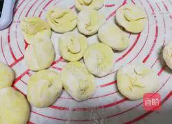 Illustration of how to make mini pumpkin bean paste buns 6