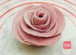 Illustration of how to make rose steamed buns 10