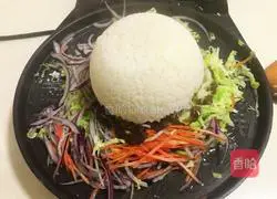 Illustration of how to make black pepper fat beef rice in electric baking pan 7