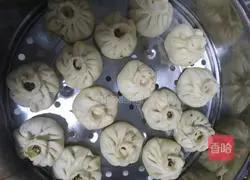 Illustration of how to make pork, fungus, cabbage and vermicelli buns 4