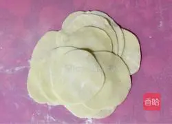 Illustration of how to make cabbage and pork dumplings 5
