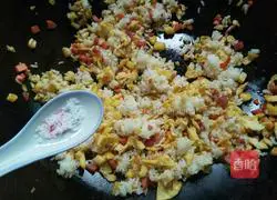 Illustration of how to make pineapple fried rice 9