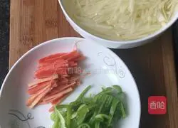 Illustration of how to make shredded potato and spinach pancakes 3