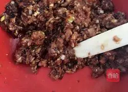 Illustration of how to make cabbage and pork dumplings 1