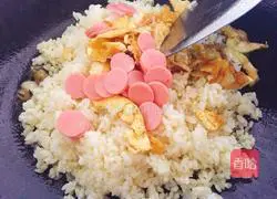 Illustration of how to make beef and egg fried rice 9