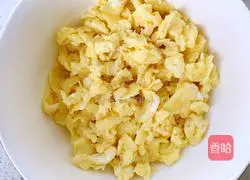 Illustration of how to make leek and egg buns 4