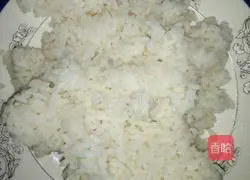 Illustration of how to make bacon and egg fried rice 1