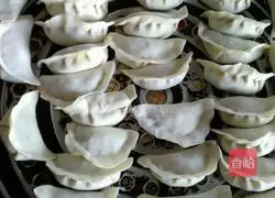 Illustration of how to make celery, pepper and pork dumplings 8