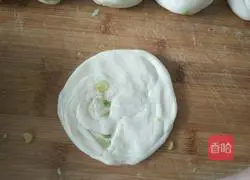 Illustration of how to make scallion pancake 7