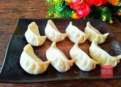 Illustration of how to make carrot and fungus lean meat dumplings 17