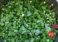 Mushrooms and chives baked into lotus leaf cake.Recipe 4