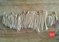 Illustration of how to make hand-rolled bean noodles 9