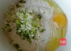 Illustration of how to make carrot, egg and scallion pancake 3