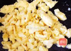 Illustration of how to make shrimp and ham fried rice 3