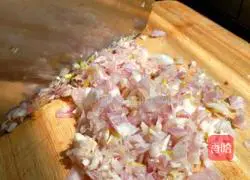 Illustration of how to make spicy and sour wontons 1