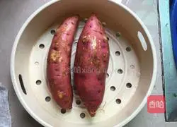 Illustration of how to make sweet potato egg pancake 2