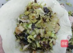 Illustration of how to make steamed buns with leftover cabbage and pork belly 12