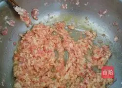 Illustration of how to make pork, carrot and kohlrabi buns 2