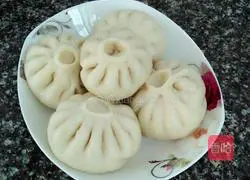 Illustration of how to make cabbage, carrot and meat buns 17