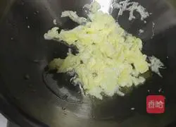 Illustration of how to make fried rice with eggs, ham and sausage 3