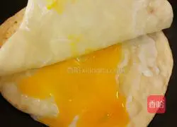 Illustration of how to make egg-filled pancakes 4