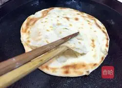 Illustration of how to make crispy egg-filled pancakes 8