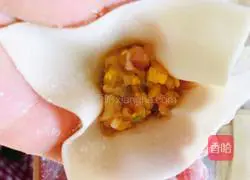 Illustration of how to make small wontons with fresh meat and spring bamboo shoots.6