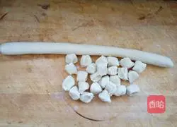 Illustration of how to make mutton and carrot dumplings 5