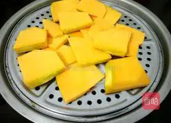 Illustration of how to make pumpkin dough buns with plain stuffing 2