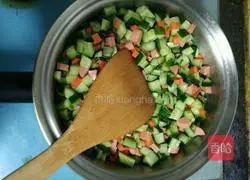 Illustration of how to make golden assorted fried rice 4