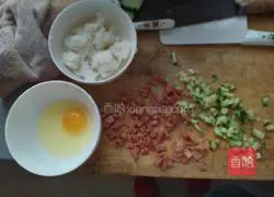 Cucumber, ham, and egg fried rice Illustration of how to do it 1