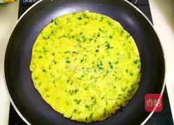 Illustration of how to make chive egg pancake 16