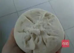 Illustration of how to make pancakes with red bean filling 12