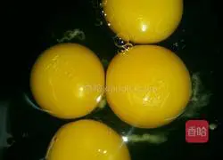 Illustration of how to make vegetarian dumpling filling (chive and egg powder filling) 2
