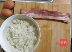 Illustration of how to make bacon and egg fried rice 1