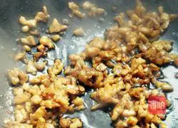 Illustration of how to make golden glutinous rice balls 8