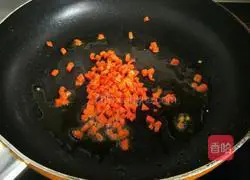 Illustration of how to make ham, sausage and egg fried rice 5