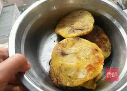 Illustration of how to make pumpkin bean paste cake 12