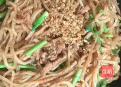 Illustration of how to make fried pancakes with shredded pork, garlic and moss 11