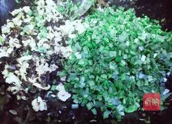 Illustration of how to make leek and egg dumpling stuffing 13