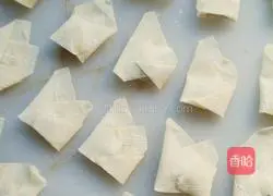 Illustration of how to make cumin wontons 3
