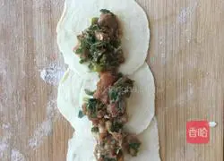 Illustration of how to make dumpling wrapper flower rolls 4