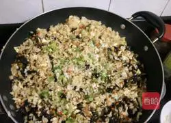 Illustration of how to make seaweed fried rice 13